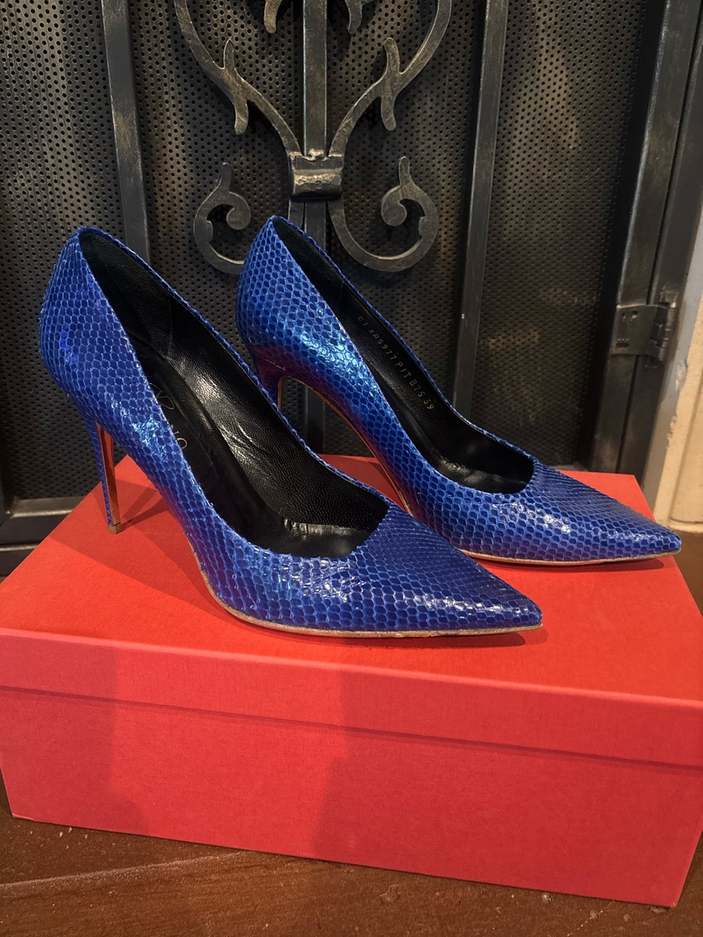 Valentino Garavani Blue Snakeskin Pattern Leather Heels - Picture 2 of 9